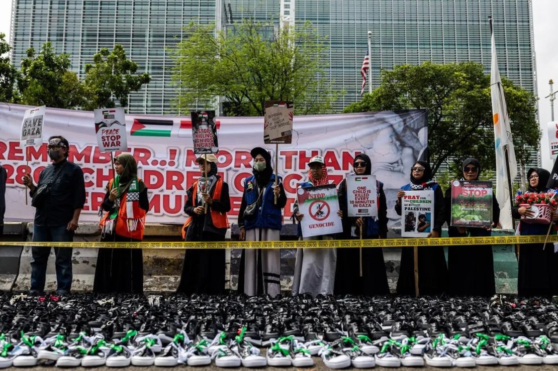 Musulmanes indonesios se reúnen frente a la embajada de Estados Unidos en apoyo a los palestinos en Yakarta, Indonesia, el 15 de enero. Crédito: Garry Andrew Lotulung/Anadolu/Getty Images