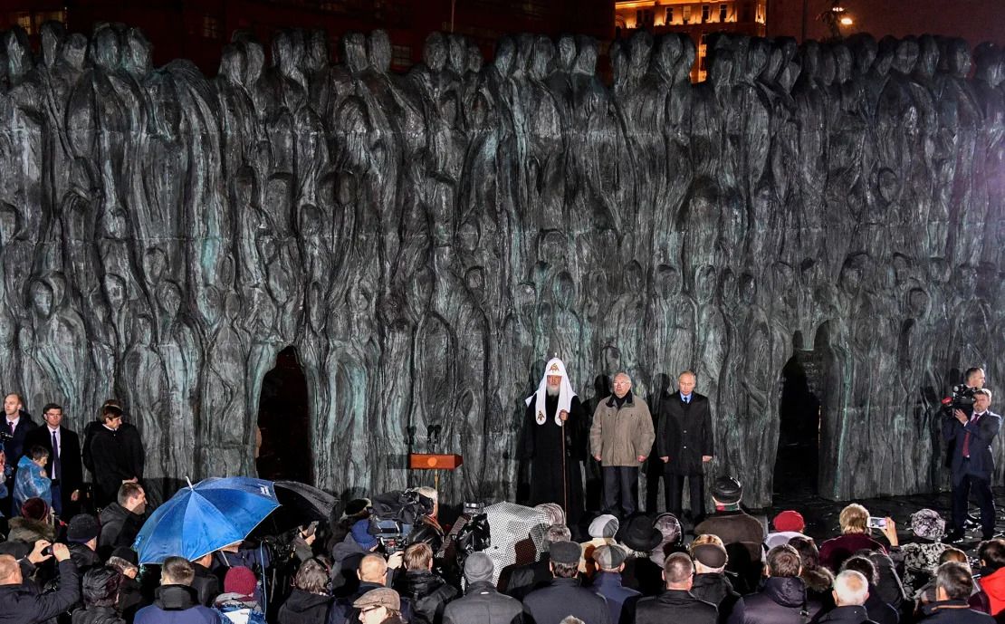 El presidente ruso Vladimir Putin (derecha) en una ceremonia de inauguración del primer monumento nacional del país a las víctimas de las represiones políticas de la era soviética llamado: "El Muro del Dolor" en Moscú, el 30 de octubre de 2017.