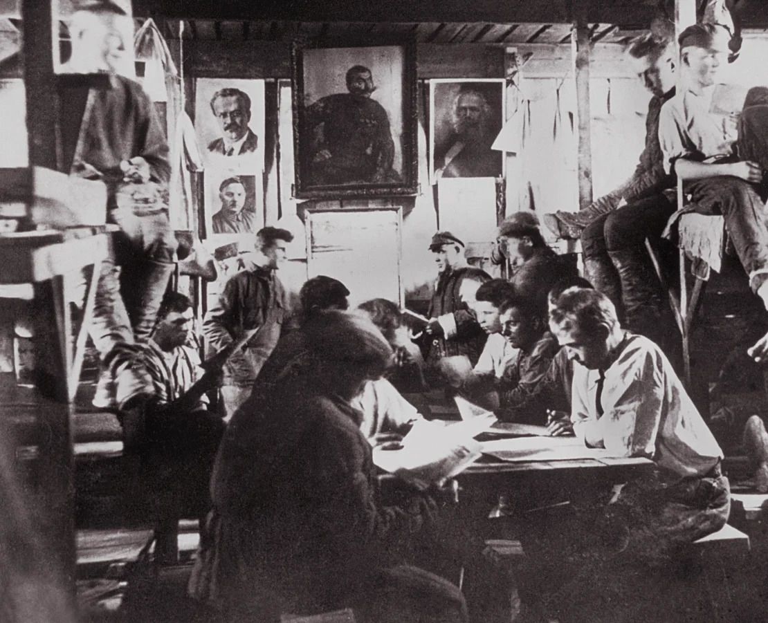 Trabajadores forzados del Gulag del Canal Mar Blanco-Báltico, fotografiados en sus viviendas en la década de 1930. Miles de trabajadores murieron durante la construcción del canal.