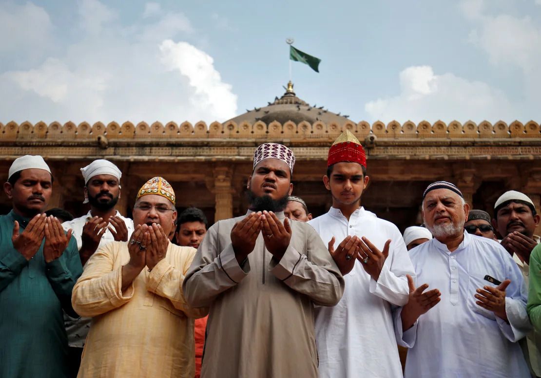 Los musulmanes rezan por la paz antes del veredicto sobre un sitio religioso en disputa en Ayodhya, dentro de las instalaciones de una mezquita en Ahmedabad, India, el 8 de noviembre de 2019.