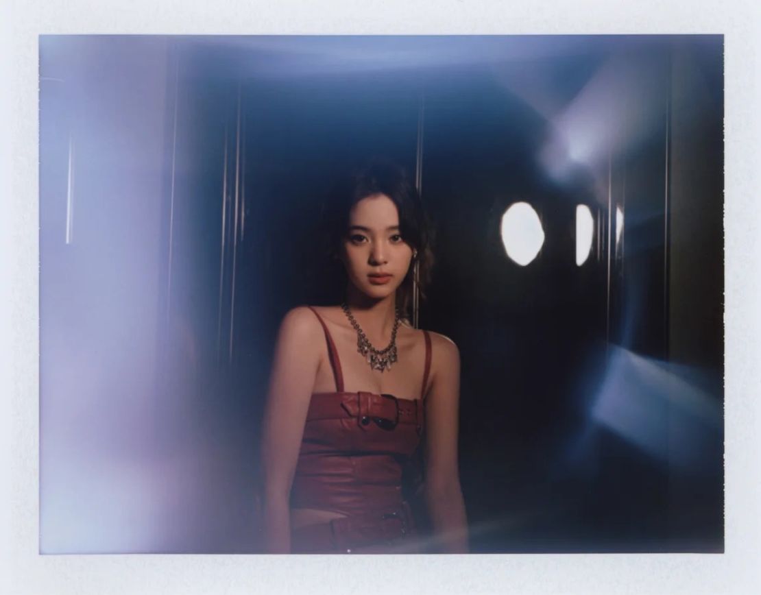 Una Polaroid de la violonchelista y actriz Ouyang Nana.