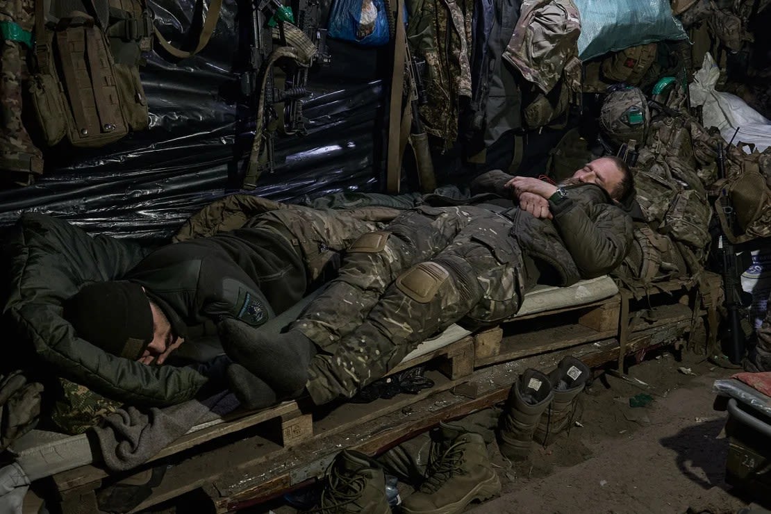 Los soldados duermen en el refugio mientras mantienen sus posiciones en el bosque nevado de Serebryan en la región de Donetsk, en enero de 2024. Libkos/Getty Images