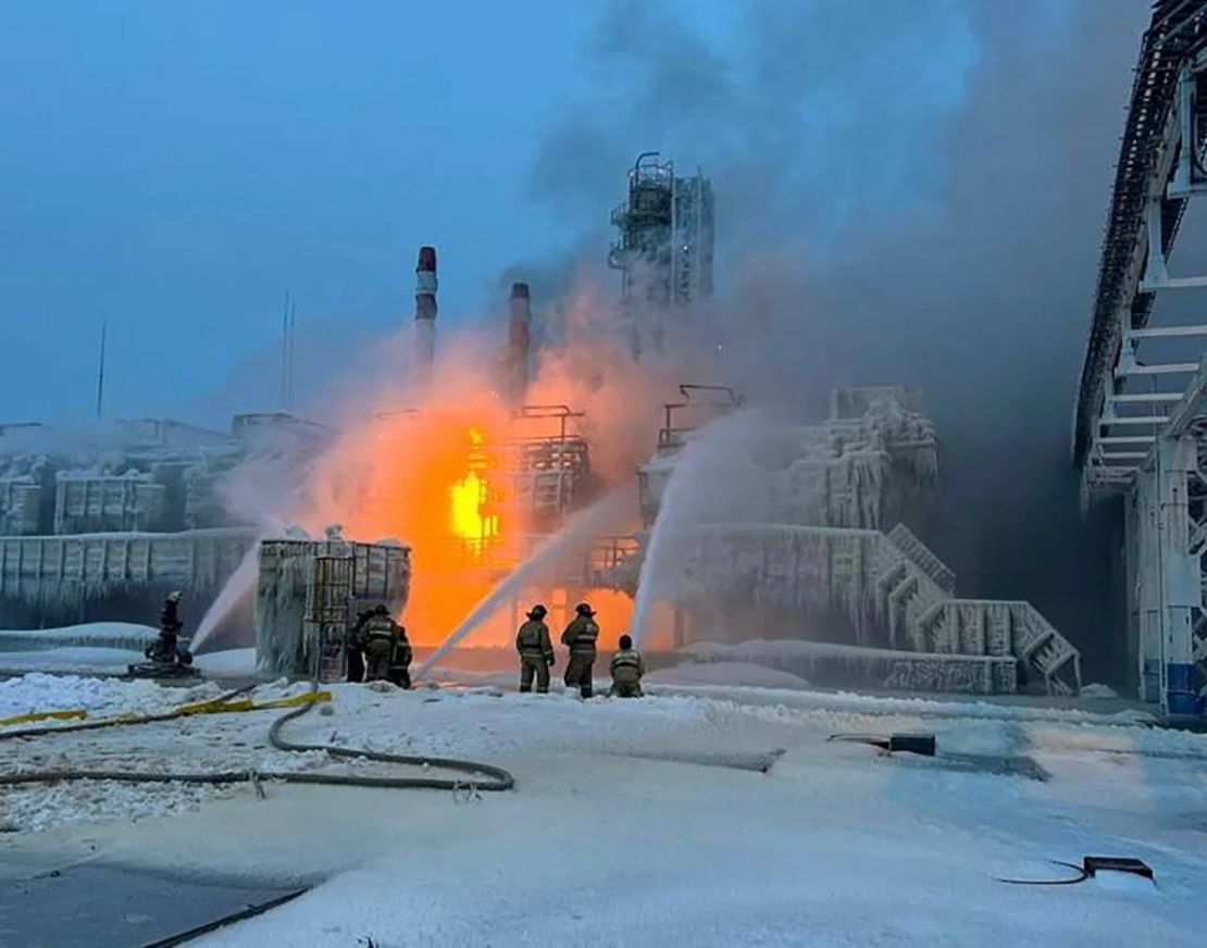 Bomberos trabajan para extinguir un incendio en una terminal de Novatek, el mayor productor ruso de gas natural licuado, en el puerto de Ust-Luga, Rusia, este domingo.