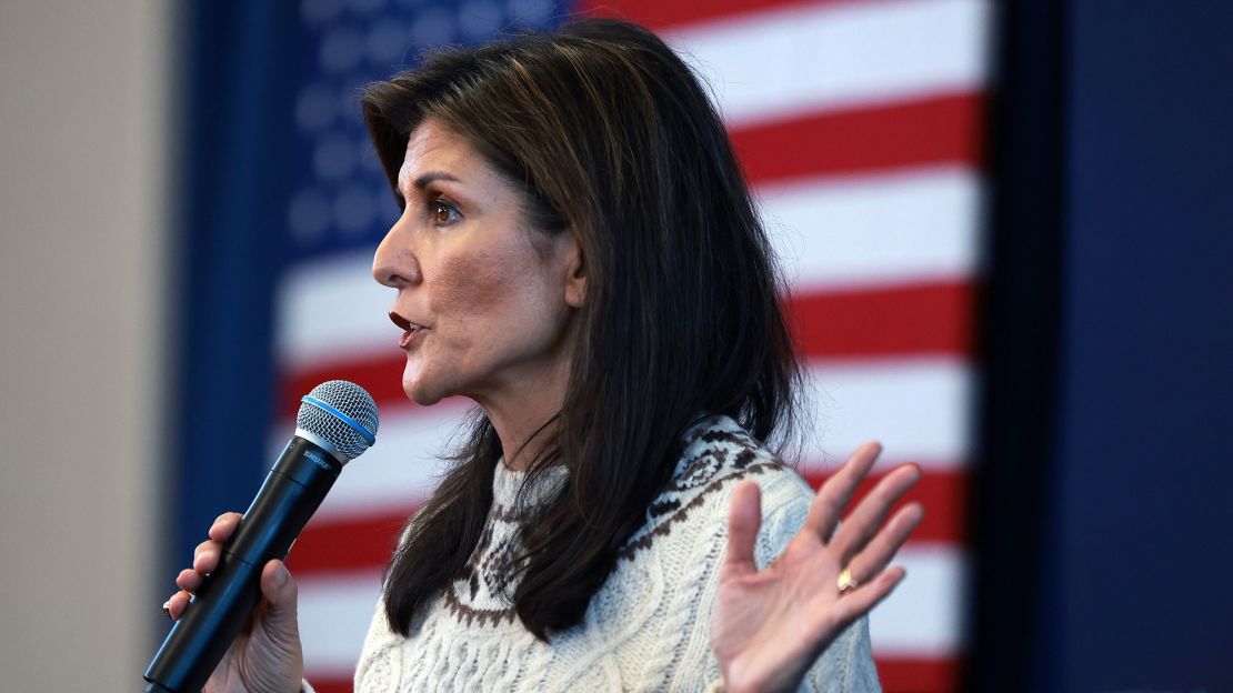 La candidata Nikki Haley habla durante un evento de campaña celebrado en la escuela secundaria Gilbert H. Hood el 21 de enero de 2024, en Derry, Nueva Hampshire.