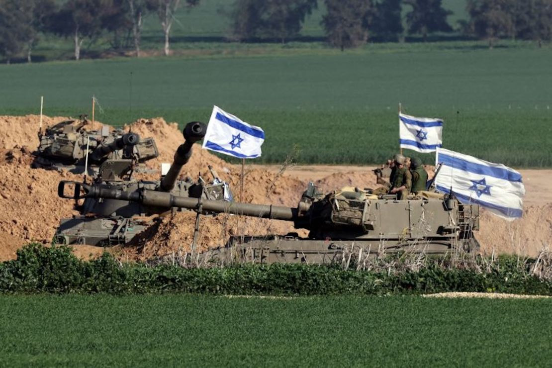 Obuses de artillería autopropulsados ruedan en el sur de Israel a lo largo de la frontera con la Franja de Gaza el 19 de enero.