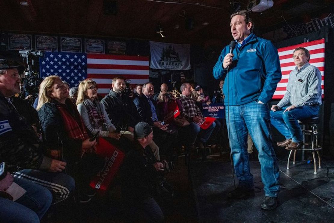 El candidato presidencial republicano y gobernador de Florida, Ron DeSantis, habla durante un acto de campaña en Hampton, Nuevo Hampshire, el 17 de enero de 2024.