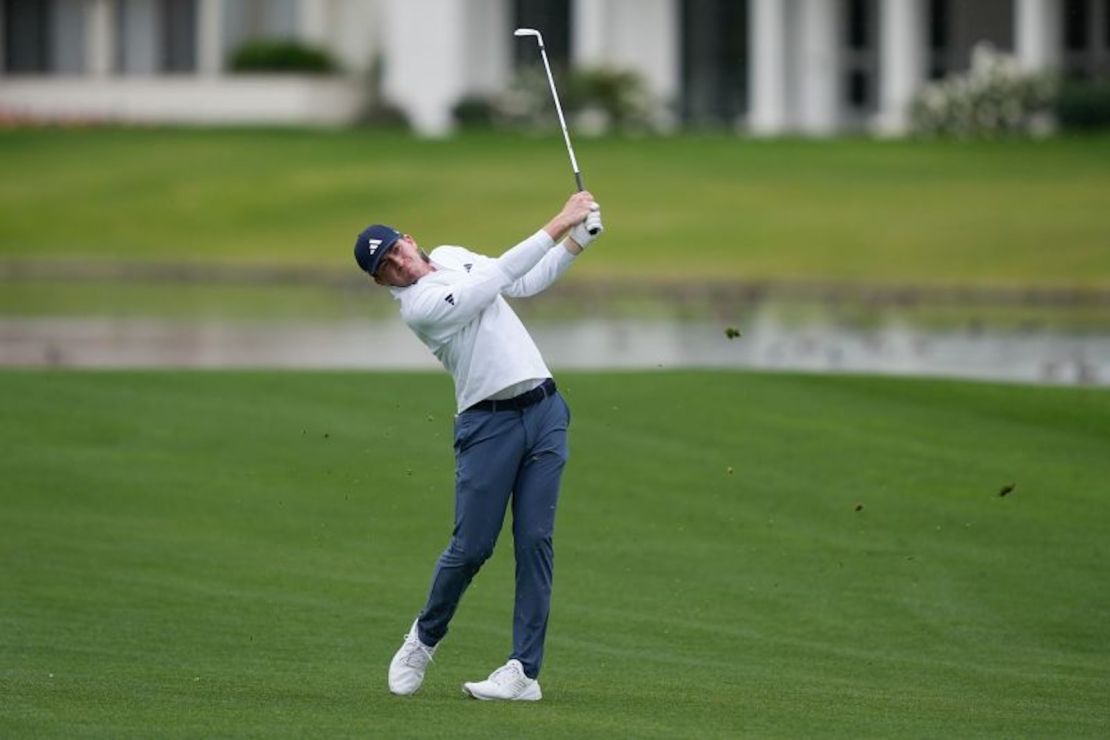 Nick Dunlap golpea desde la calle en el hoyo 8 del campo La Quinta Country Club durante la tercera ronda del torneo de golf The American Express.