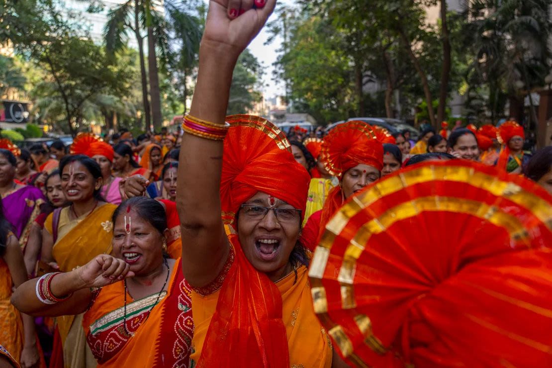 Mujeres hindúes cantan consignas sagradas para celebrar la inauguración de un gran templo para Rama, en la ciudad de Ayodhya, en el norte de la India, durante una procesión en Mumbai, India, el 21 de enero.