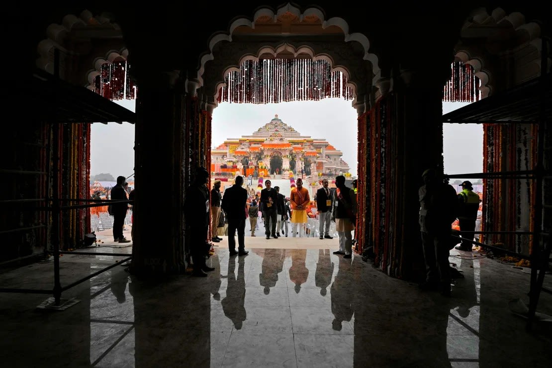 La gente llega antes de la inauguración del templo del dios hindú Ram en Ayodhya, en el norte del estado de Uttar Pradesh, India, el 22 de enero de 2024.