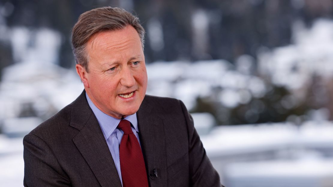 El ministro británico de Asuntos Exteriores, David Cameron, concede una entrevista televisiva en Davos, Suiza.