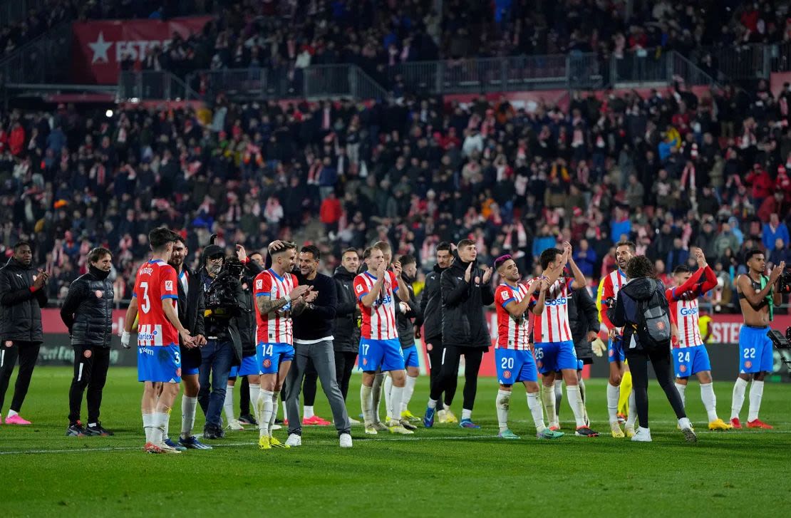 Míchel celebra con sus jugadores tras la emocionante victoria ante el Atlético.