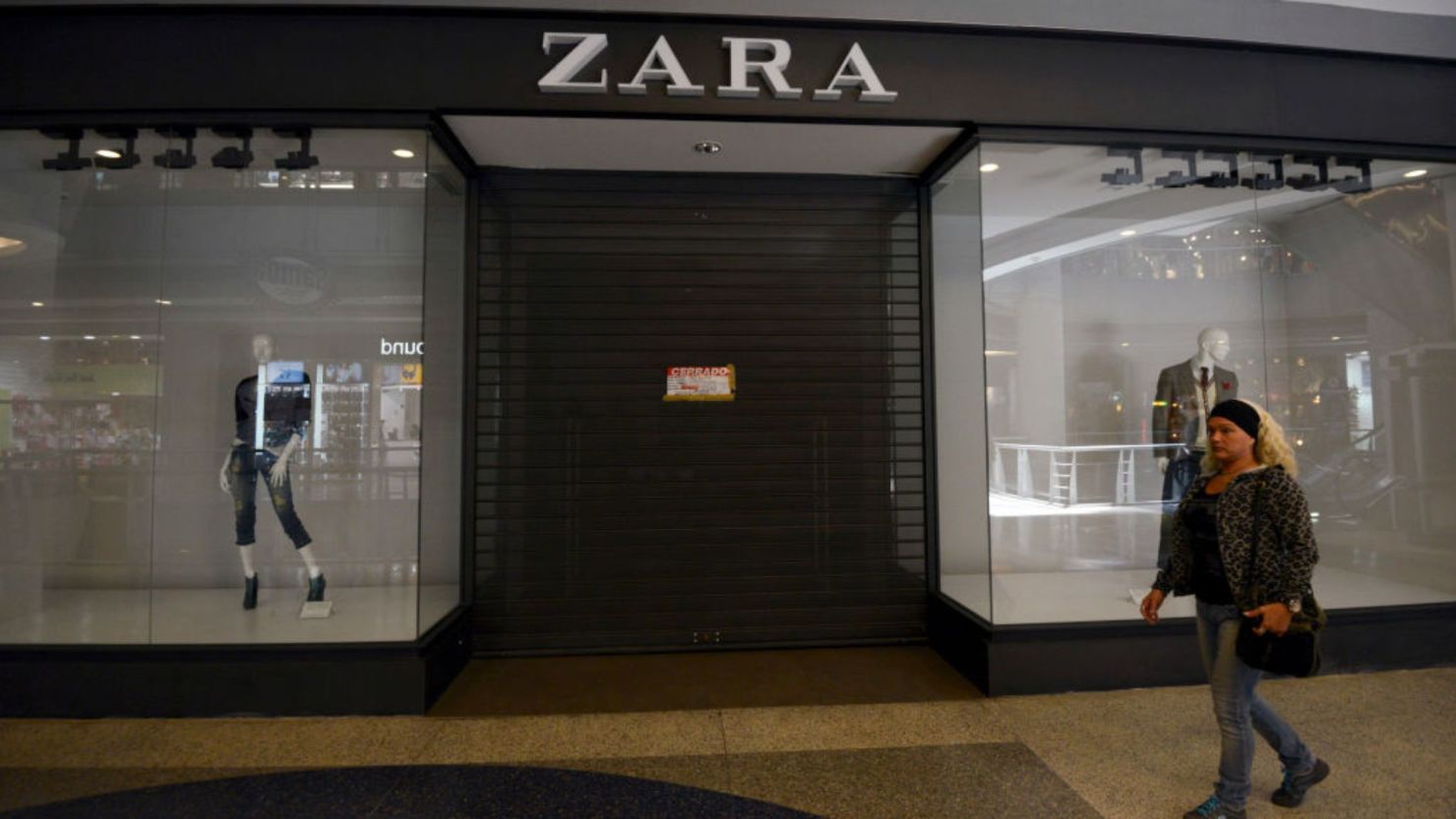 La entrada cerrada de una sucursal de la cadena de tiendas española Zara en un centro comercial de Caracas, el 25 de febrero de 2013
