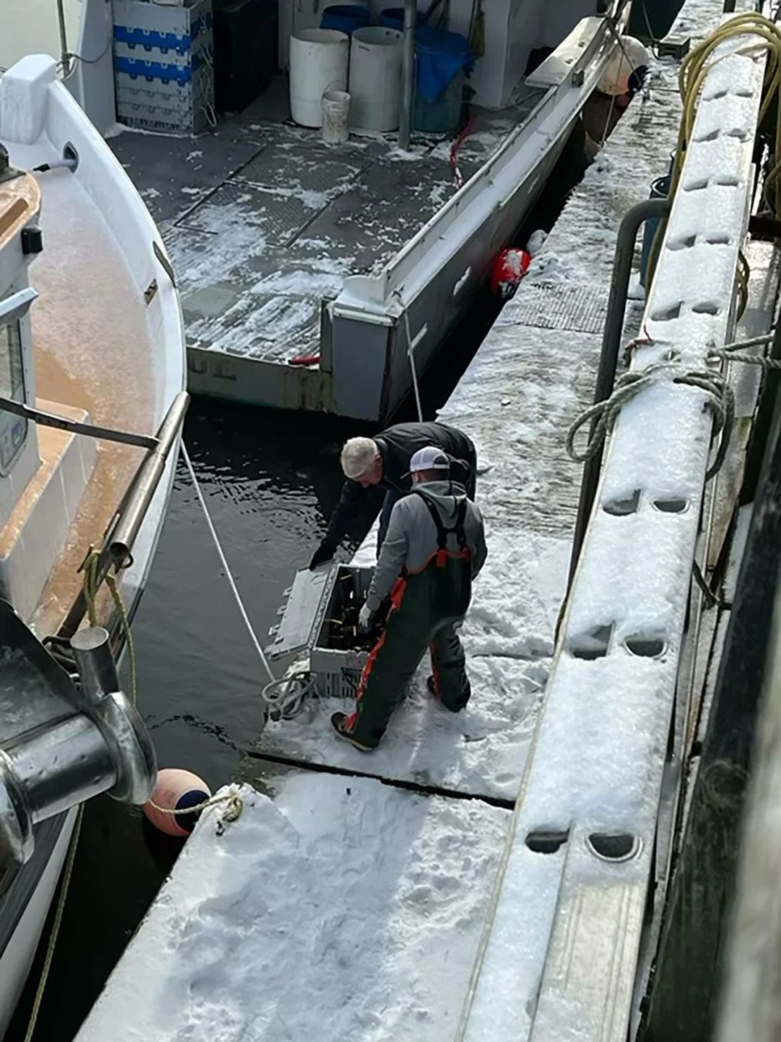 John King con el pescador Andrew Konchek en Portsmouth, Nueva Hampshire, en enero. Crédito: CNN