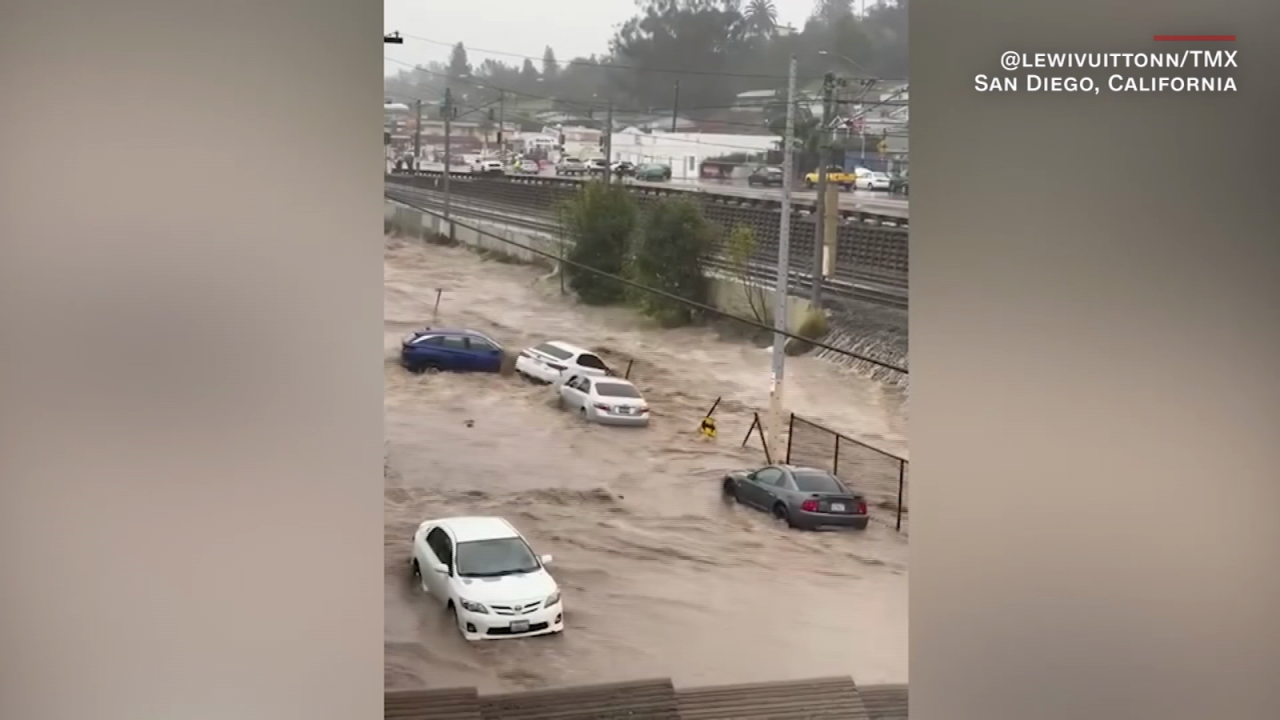 CNNE 1554745 - imagenes muestran autos y casas bajo el agua tras inundaciones en san diego