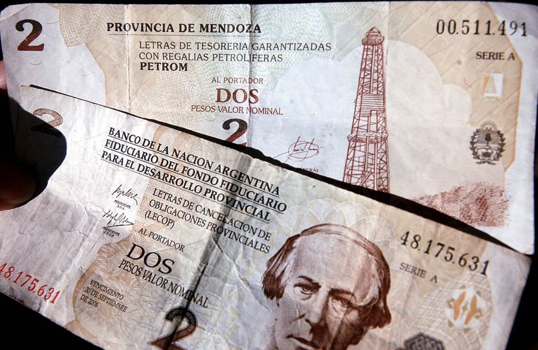 Imagen de billetes argentinos conocidos como Petrom y Lecop del 3 de noviembre de 2002 en Mendoza, Argentina. Petrom y Lecop, entre otros tipos de dinero, fueron creados por el gobierno argentino tras el colapso económico de diciembre de 2001, cuando el peso cayó más del setenta por ciento frente al dólar. Por temor a una hiperinflación, se suspendió la fabricación del peso y se desarrollaron varias monedas. Lecop y Petrom no fueron reconocidos en los mercados internacionales y muchas veces solo tuvieron uso en determinadas provincias del país.