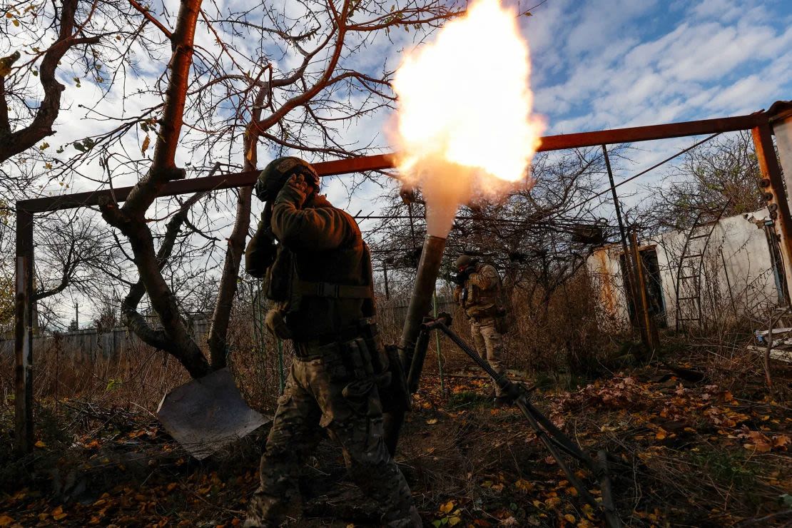 Miembros de la unidad especial Omega de la Guardia Nacional de Ucrania disparan un mortero contra las tropas rusas en la ciudad de Avdiivka, en primera línea de fuego, en medio del ataque ruso a Ucrania el 8 de noviembre de 2023.