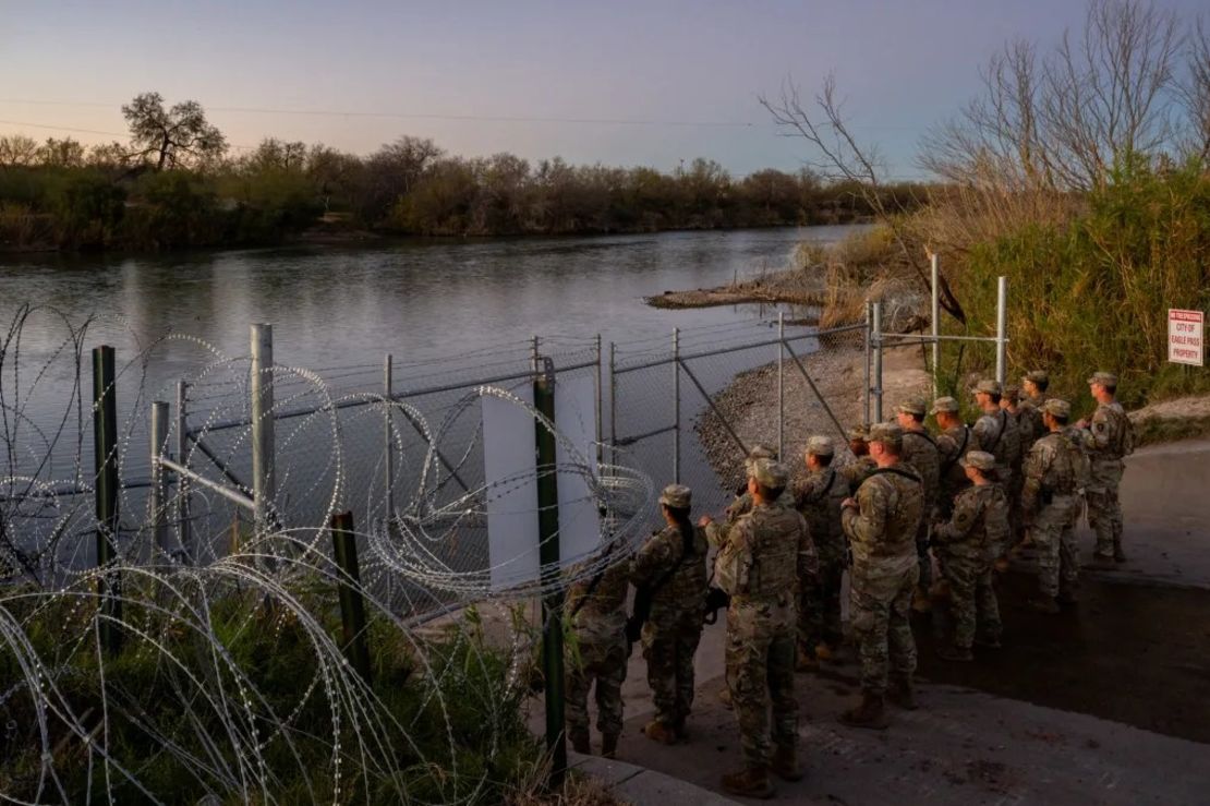 Soldados de la Guardia Nacional montan guardia el 12 de enero en las orillas del Río Grande en Shelby Park en Eagle Pass, Texas.Crédito: Brandon Bell/Getty Images