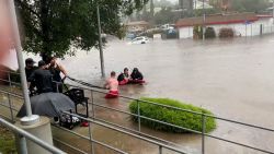 CNNE 1555025 - impactantes imagenes de rescate en inundaciones en san diego