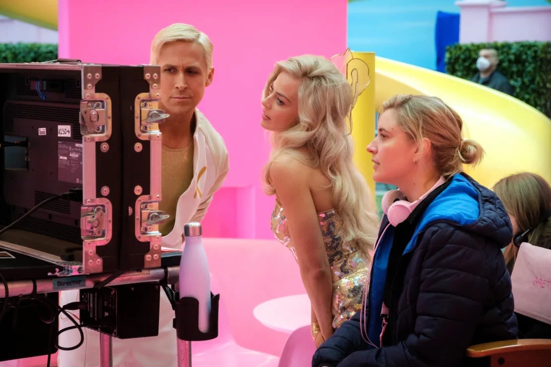 Ryan Gosling, Margot Robbie y Greta Gerwig en el set de "Barbie".