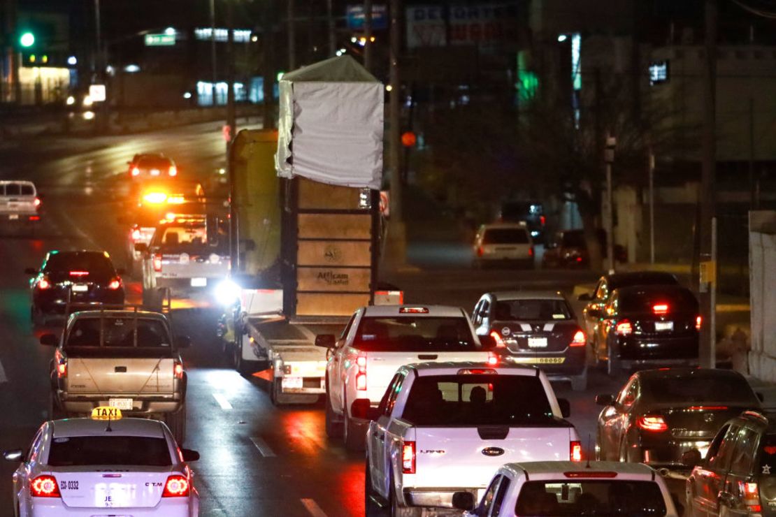 Un camión cargando a la jirafa Benito atravesó medio México.