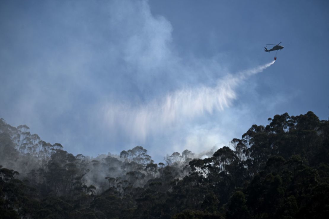 Un helicóptero de las Fuerzas Armadas arroja agua para apagar un incendio forestal en Bogotá el 23 de enero de 2024.