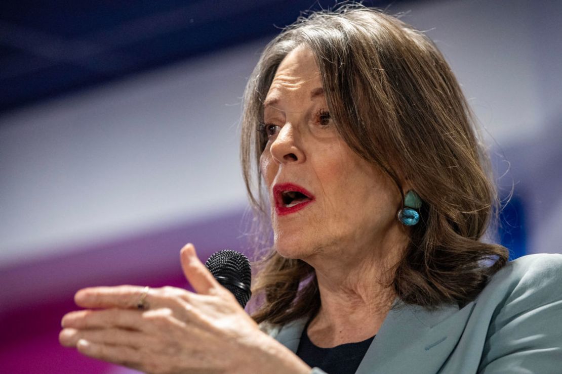 La aspirante presidencial demócrata Marianne Williamson habla durante un evento de campaña en Teatotaller's Cafe en Concord, Nueva Hampshire, el 17 de enero de 2024. Crédito: JOSEPH PREZIOSO/AFP vía Getty Images