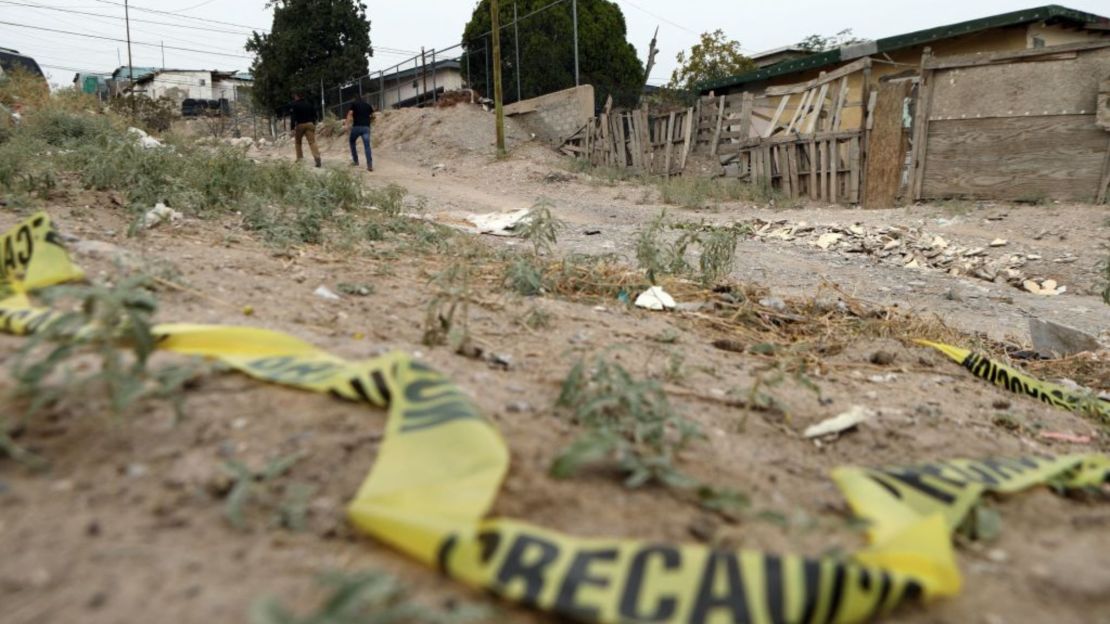 Agentes de la Fiscalía de Chihuahua revisan la zona donde fue asesinado el fotoperiodista Ismael Villagómez Tapia en Ciudad Juárez, estado de Chihuahua, México, el 16 de noviembre de 2023.