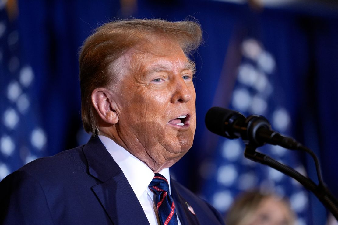 El candidato presidencial republicano, el expresidente Donald Trump, habla en una fiesta nocturna de las elecciones primarias en Nashua, Nueva Hampshire, el martes 23 de enero de 2024.