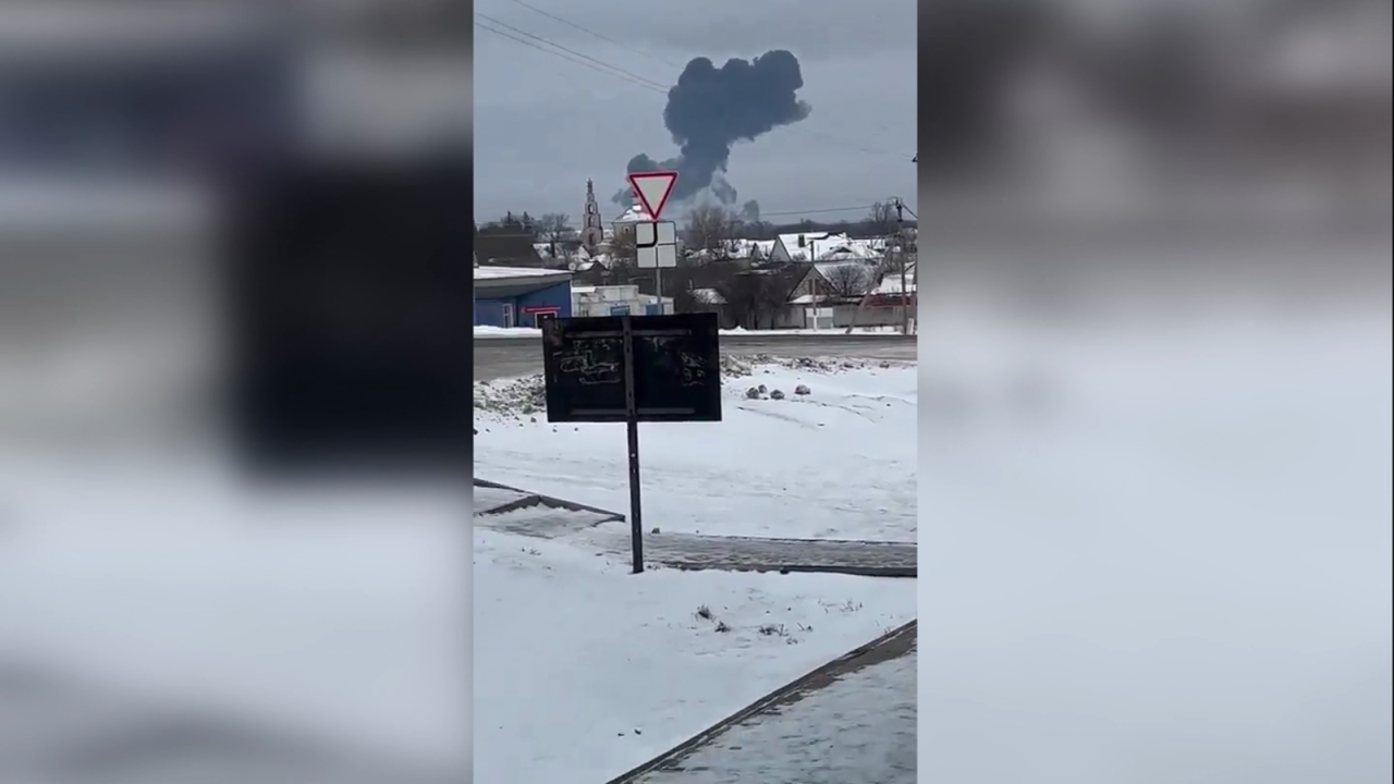 CNNE 1555456 - avion militar ruso con 74 personas a bordo se estrella en belgorod