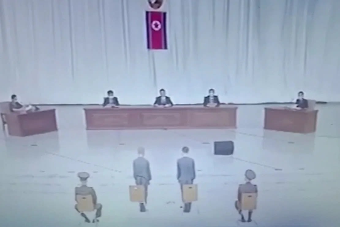 El video muestra a las adolescentes frente a un  en un escenario en un anfiteatro.