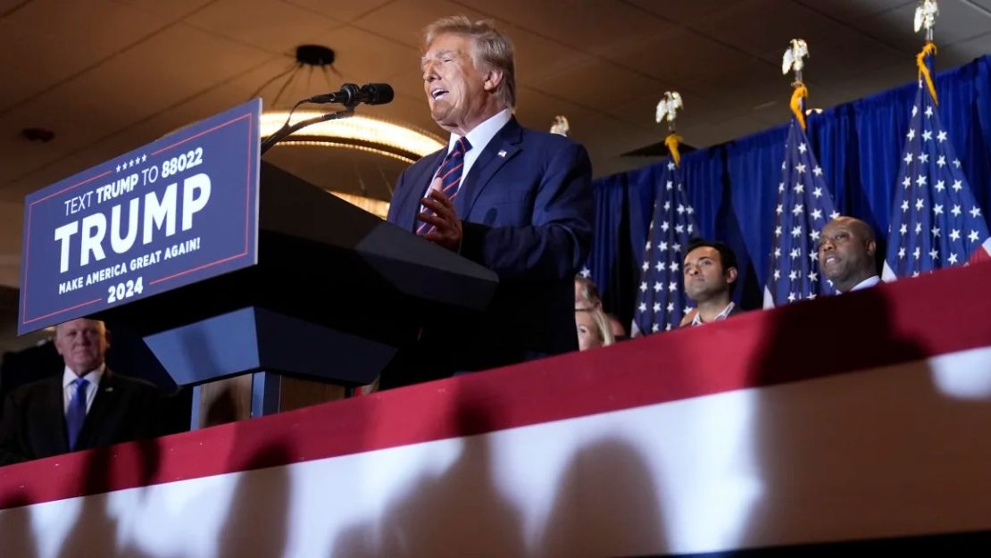 El expresidente Donald Trump habla en una fiesta nocturna de las elecciones primarias en Nashua, Nueva Hampshire, el 23 de enero de 2024.