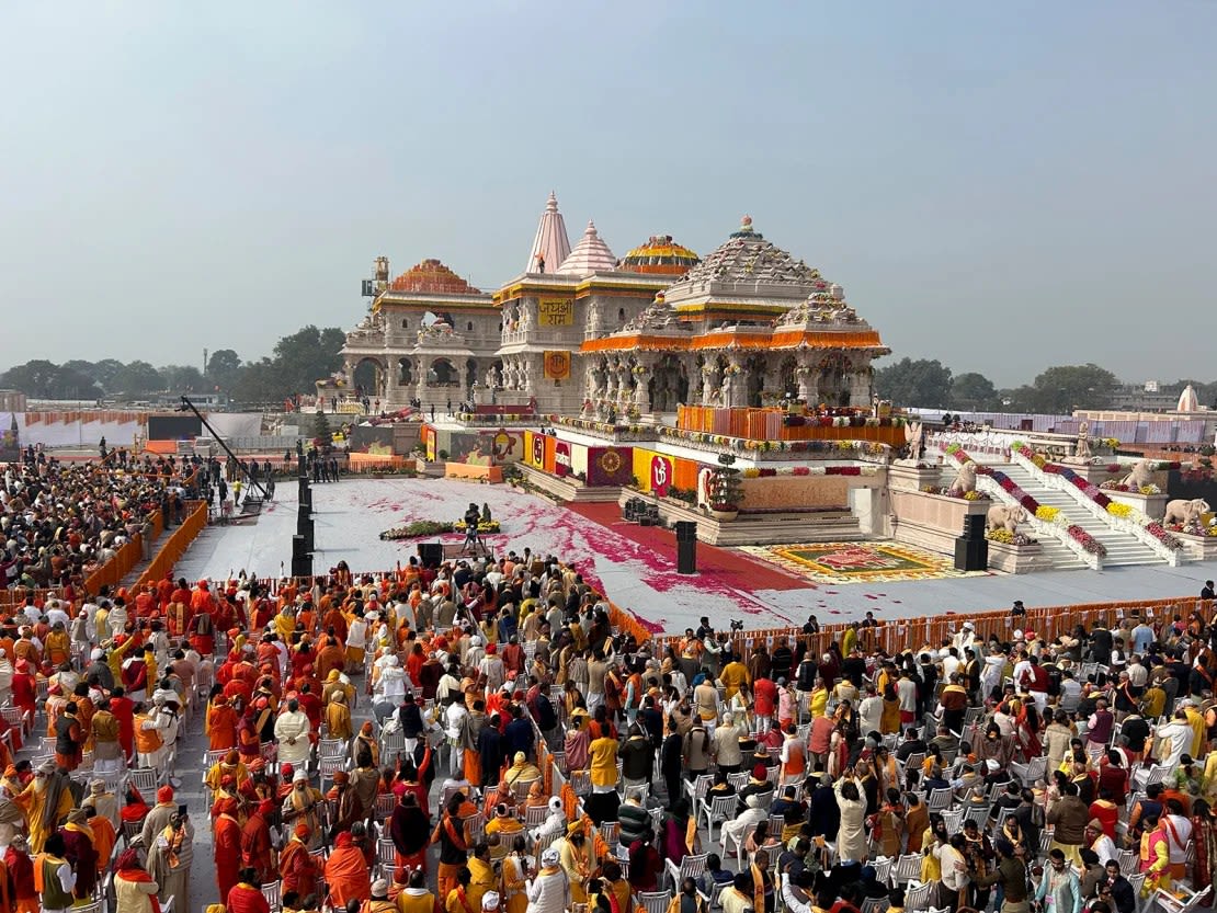 Multitudes se reúnen durante la inauguración de un templo dedicado a la deidad hindú Rama, en Ayodhya, India, el 22 de enero de 2024. (Foto: Rajesh Kumar Singh/AP).