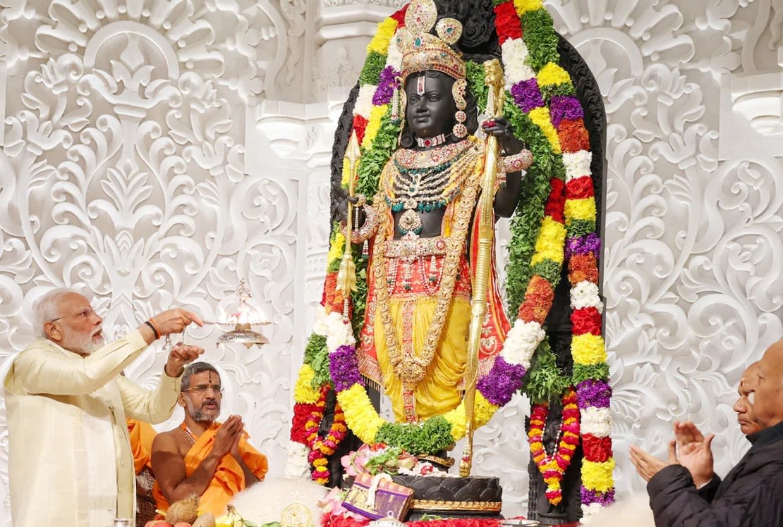 El primer ministro de India, Narendra Modi, desempeña un papel destacado en la ceremonia de consagración de una estatua de Rama. (Foto: Imtiyaz Khan/Anadolu/Getty Images).