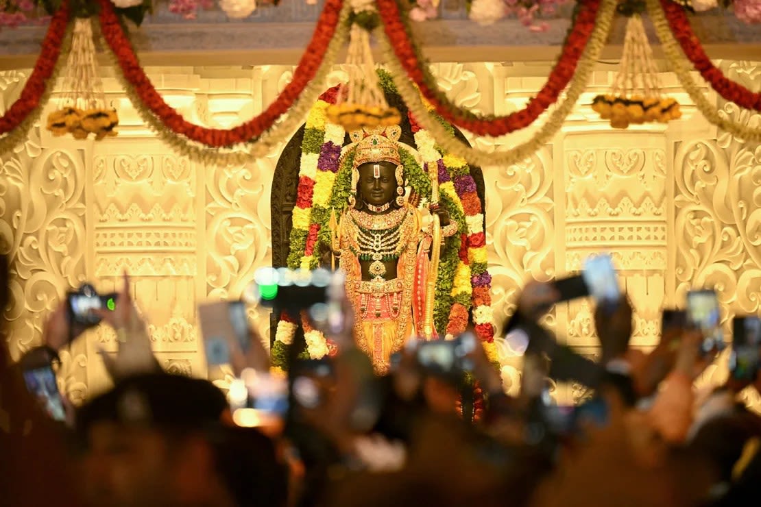 Los devotos se reúnen cerca del ídolo de la deidad hindú Rama en el templo recién consagrado en Ayodhya, en el estado indio de Uttar Pradesh, el 22 de enero de 2024. (Foto: Money Sharma/AFP/Getty Images).