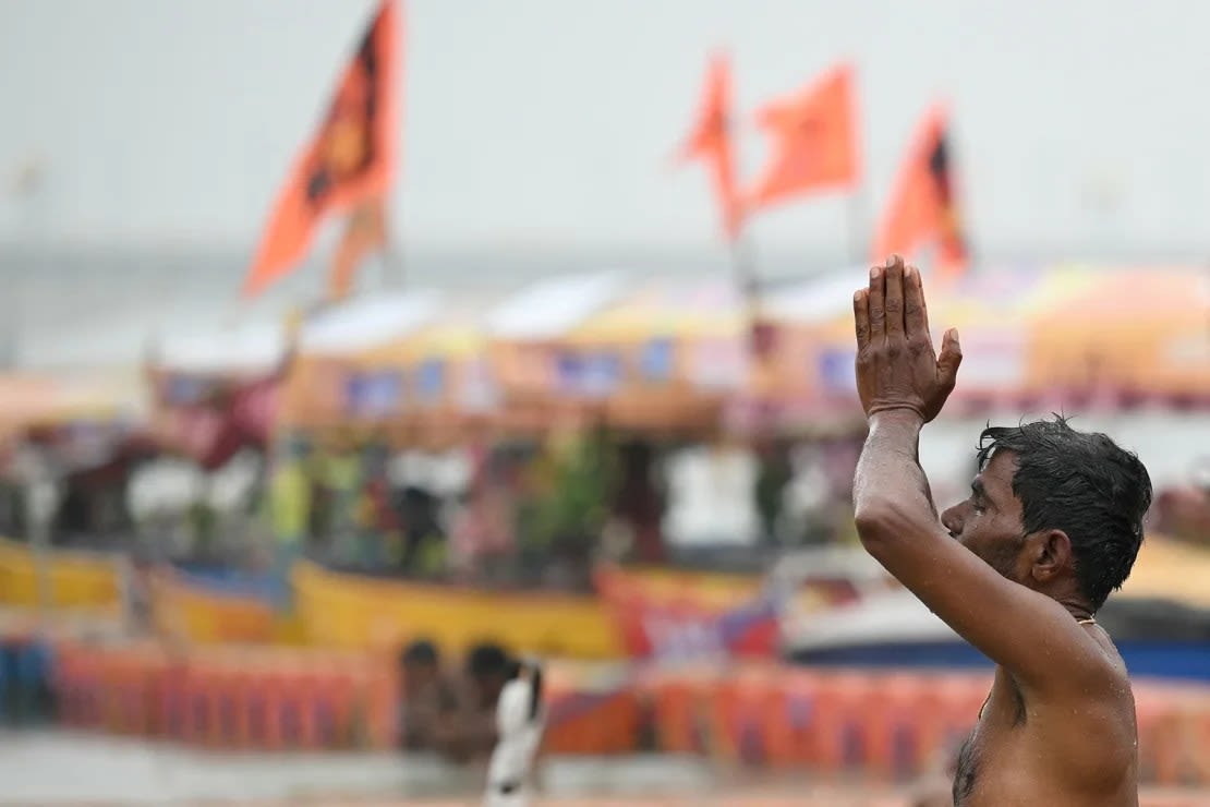 Un hombre reza a orillas del río Sarayu con motivo de la ceremonia de consagración del templo de Rama en Ayodhya el 22 de enero de 2024. (Foto: Money Sharma/AFP/Getty Images).