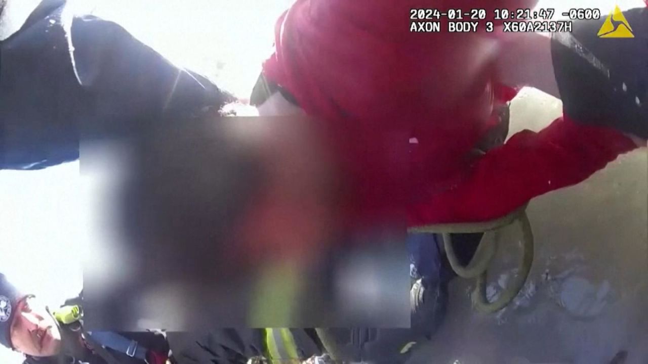 CNNE 1555685 - video capta rescate de nino atrapado en estanque congelado