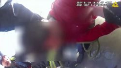 CNNE 1555685 - video capta rescate de nino atrapado en estanque congelado