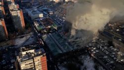 CNNE 1555757 - mira las impresionantes imagenes del incendio en un centro comercial en serbia