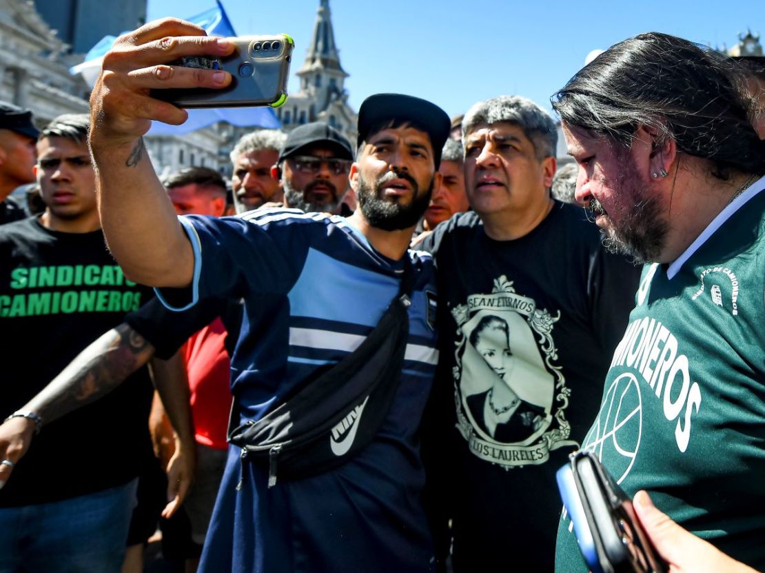 Pablo Moyano, secretario general adjunto de Camioneros, se toma una selfie con un manifestante durante un paro nacional contra las políticas del presidente Javier Milei convocado por el sindicato de trabajadores CGT el 24 de enero de 2024 en Buenos Aires, Argentina.