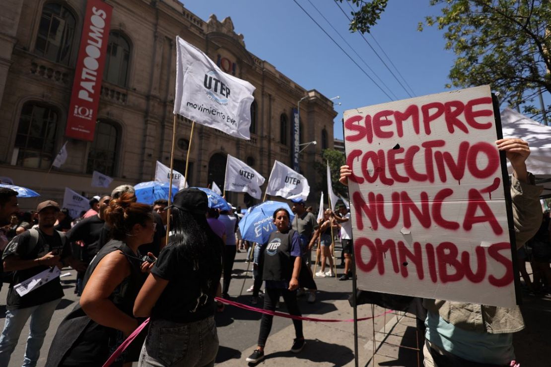 La gente participa en una manifestación durante un paro nacional contra el gobierno de Javier Milei en Córdoba, Argentina, el 24 de enero de 2024.