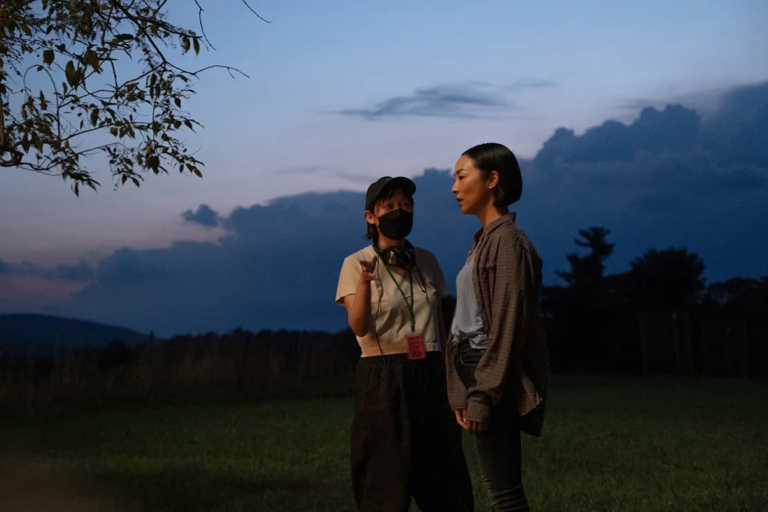 Celine Song y Greta Lee en el set de "Past Lives".