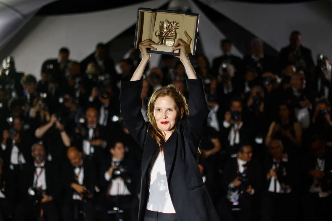 La directora Justine Triet ganó la Palma de Oro en el Festival de Cine de Cannes por "Anatomy of a Fall".