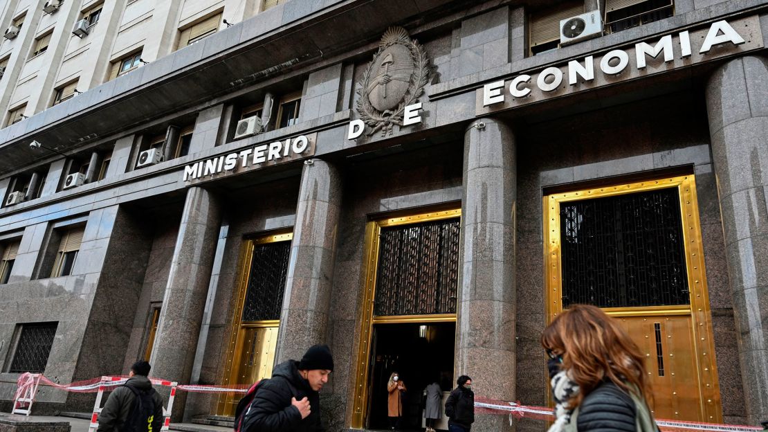 Vista del Ministerio de Economía en Buenos Aires, 23 de junio de 2022. Crédito: LUIS ROBAYO/AFP vía Getty Images