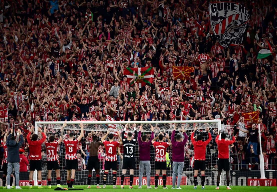 Jugadores del Athletic de Bilbao celebran su victoria frente a sus seguidores al final del partido de cuartos de final de la Copa del Rey. Crédito: ANDER GILLENEA/AFP vía Getty Images