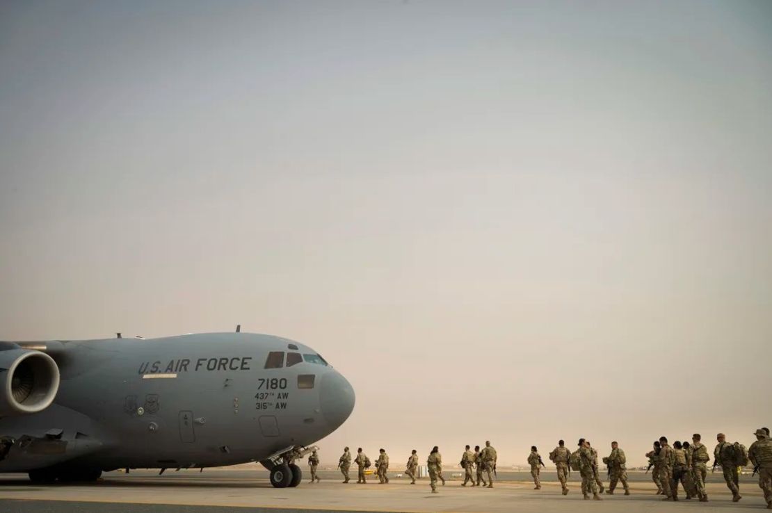 Una imagen tomada por la Fuerza Aérea de EE.UU. muestra a soldados del Ejército de EE.UU. del 1er Batallón de Armas Combinadas, 163º Regimiento de Caballería, a bordo de un C-17 Globemaster III durante un ejercicio en la Base Aérea Ali Al Salem, en Kuwait, el 10 de agosto de 2022. Crédito: Sargento Dalton Williams/Fuerza Aérea de EE.UU./AP