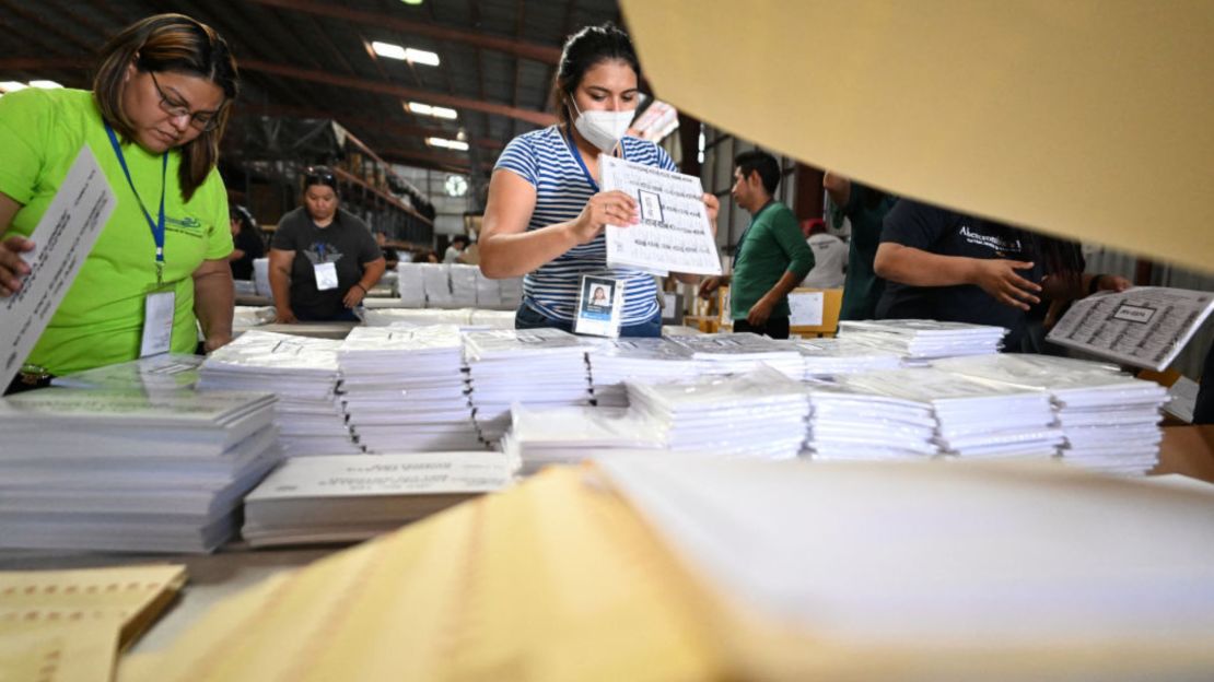 Empleados del Tribunal Supremo Electoral de El Salvador preparan materiales electorales para las elecciones presidenciales y legislativas del 4 de febrero de 2024, en la Dirección de Organización Electoral en San Marcos, El Salvador, el 23 de enero de 2024.