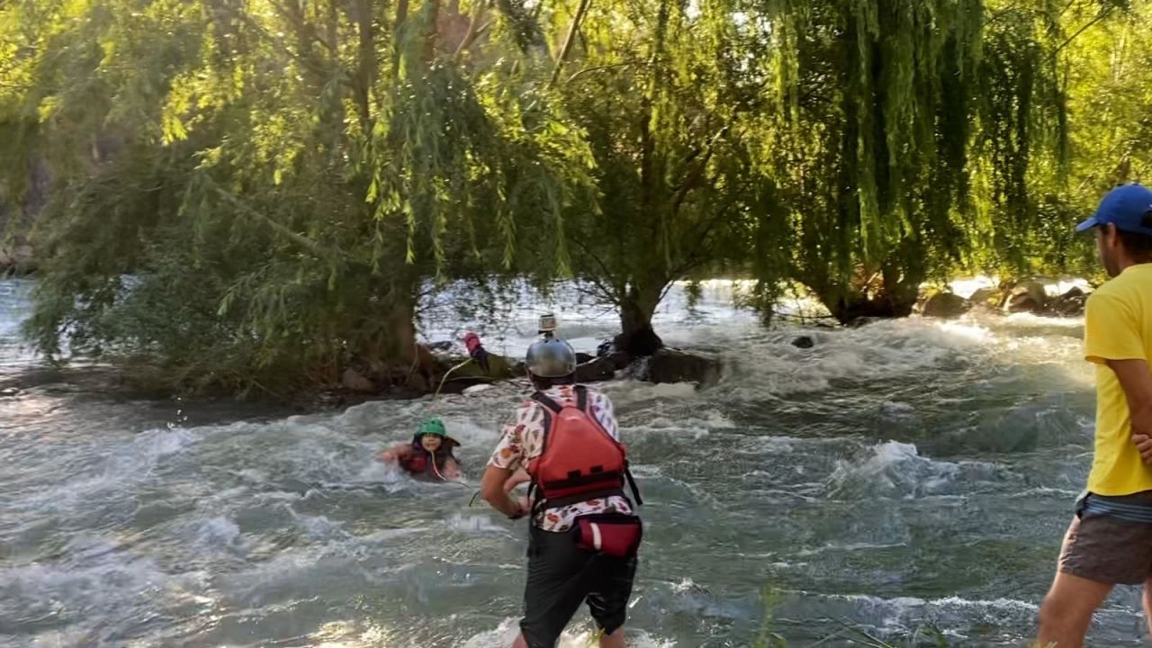 CNNE 1556493 - impactante rescate de una turista que cayo a un rio en argentina