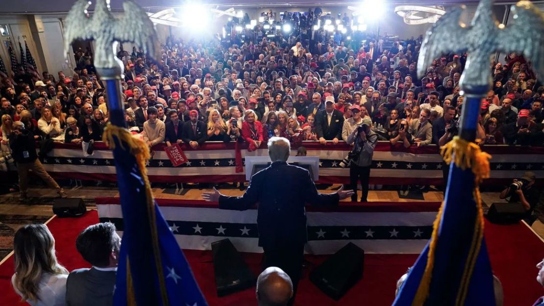 El expresidente Donald Trump habla después de que se proyectara que sería el ganador de las primarias de Nueva Hampshire el martes 23 de enero de 2024 en el Sheraton Nashua en Nashua. Crédito: Jabin Botsford/The Washington Post/Getty Images