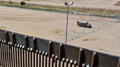 Una imagen aérea muestra un vehículo de la Guardia Nacional del Ejército de Texas estacionado en la frontera entre Estados Unidos y México en El Paso, Texas.