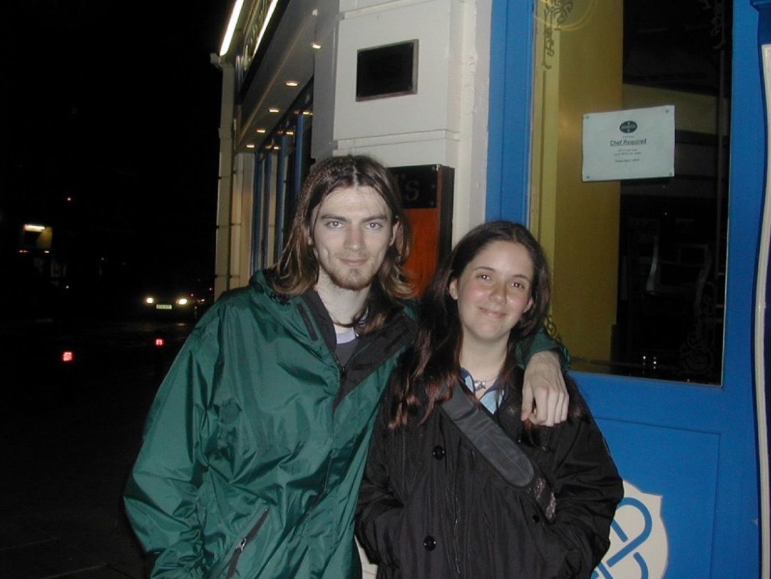 Dan Watling y Gabriella Vagnoli fotografiados cuando se conocieron en Escocia en 2002. Crédito: Bill Watling